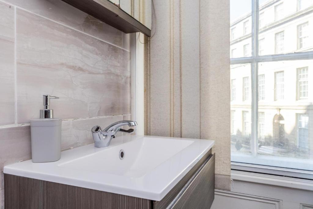 Newcastle'S Most Central Apartment - Sleeps 10 מראה חיצוני תמונה